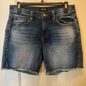 Buffalo David Bitton Med. Wash Frayed Hem Women’s Denim Shorts. Size 28